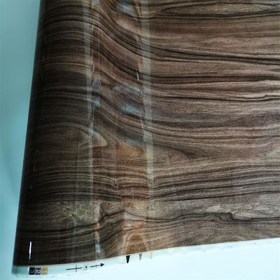Vinyl-PVC-Folien mit geprägter Holztextur, ideal zum Verpacken von Profiltürrahmen oder anderen unregelmäßigen Formen